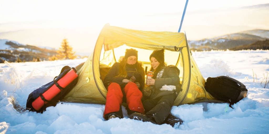 Ontdek de eeuwenoude truc om warm en gezellig in de winter te kamperen: het geheim dat je buitenervaring zal veranderen